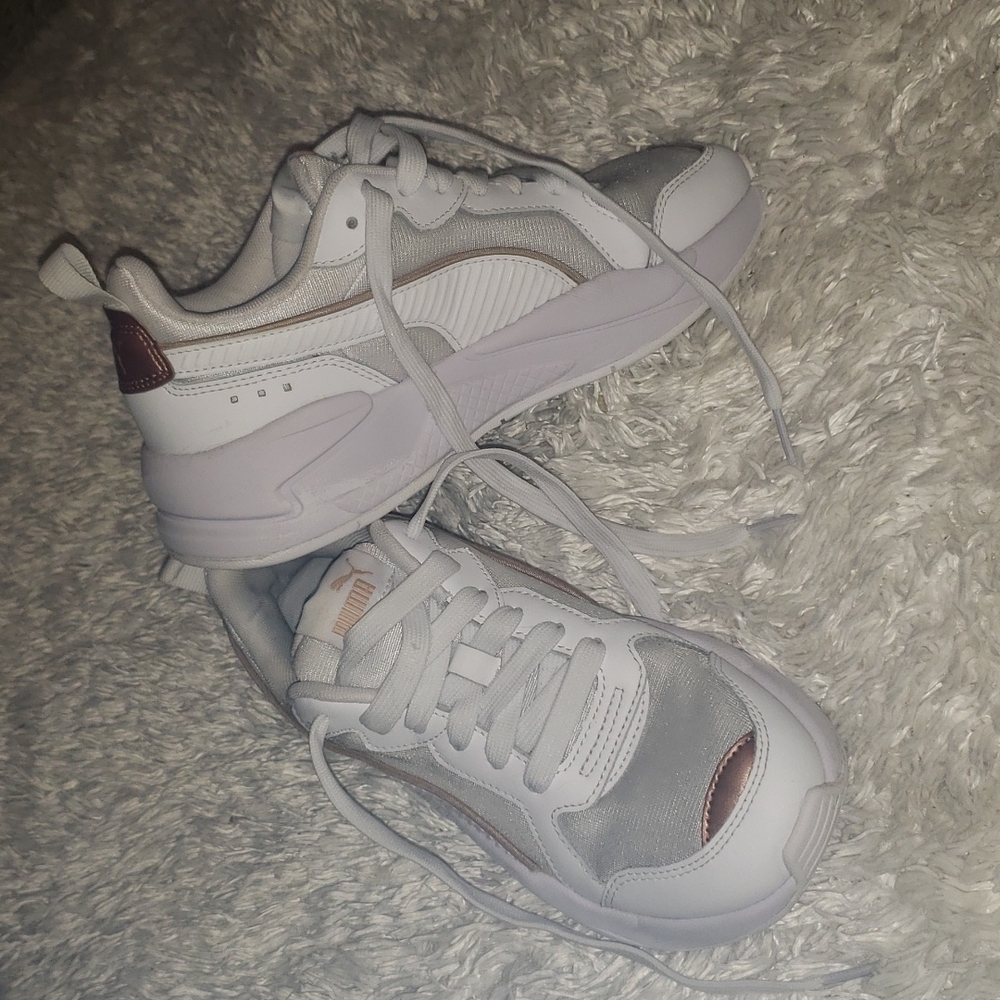 White Pumas Sneaker 6.5